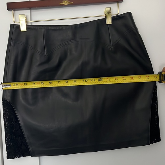 Size 6 black leather skirt with lace inserts on side - Picture 7 of 8